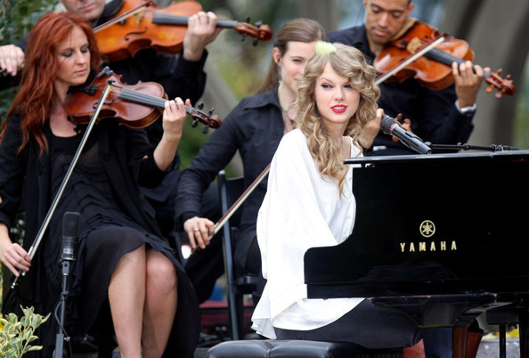 Taylor+takes+a+seat+6Re3ojNzKNYl