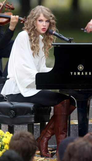 Taylor+takes+a+seat+7HohyzNTshkl