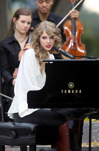 Taylor+takes+a+seat+GV83K9d4ncol