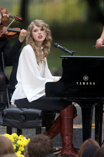 Taylor+takes+a+seat+tVeRv13IcJJl