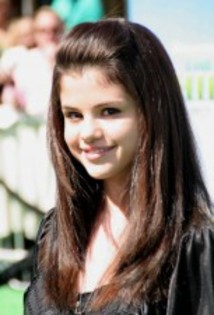 selena gomez 153x225 Barfa   Selena Gomez e gata sa sara la gatul starurilor din Twilight - Selena Gomez