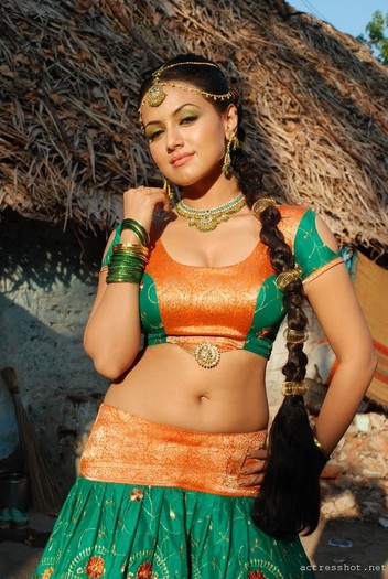 Sana-khan-Sexy-Navel-Show-Pics-1
