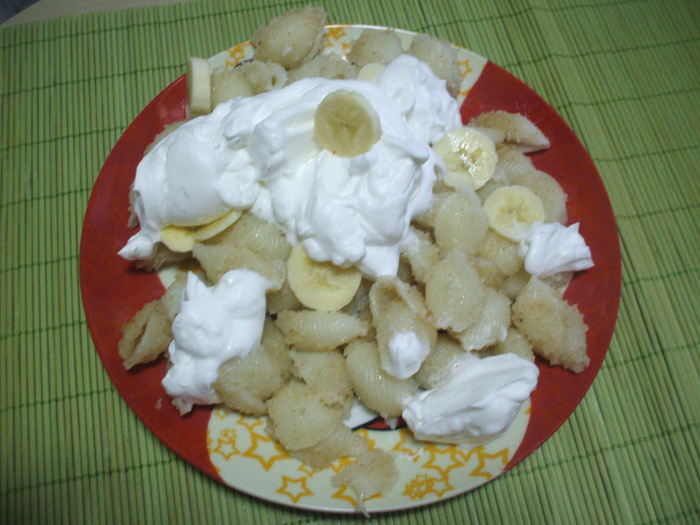 scoici cu pesmet si vanilie, banane si frisca; la pastele fierte se adauga pesmetul putin prajit in ulei cu zahar si vanilie dupa gust, banane si f
