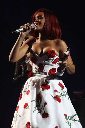 Rihanna+BRIT+Awards+2011+Show+ey5cCjhVuF3l - rihanna