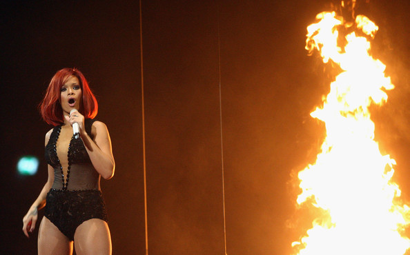 Rihanna+BRIT+Awards+2011+Show+StBdYlJ12ekl