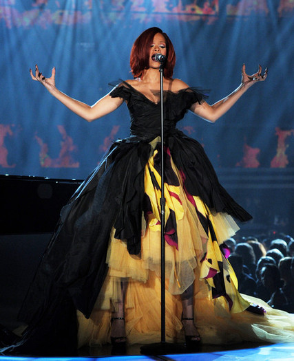 Rihanna+53rd+Annual+GRAMMY+Awards+Show+85TvtRoll9Ul