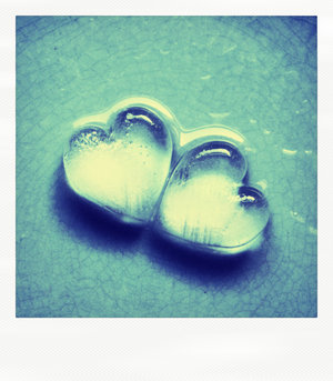 Cold_cold_hearts_polaroid_by_etherealwinter - Inimioare