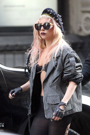 Lady+Gaga+Lady+Gaga+Leaves+Manhattan+Recording+q6Ztw4YHg_vl - lady gaga