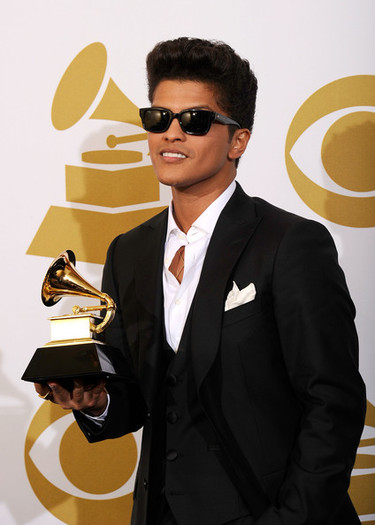 Bruno+Mars+53rd+Annual+GRAMMY+Awards+Press+xwk0xecd9jdl - bruno mars