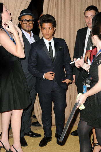 Bruno+Mars+2011+Pre+GRAMMY+Gala+Salute+Industry+6Lmr-K-V_P-l