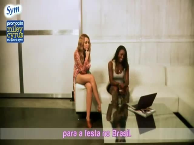 EXCLUSIVO- Miley Cyrus dança \'Rebolation\' para fãs brasileiros 037 - 0-0Miley dance Rebolation