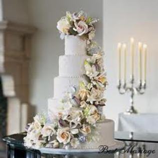Tort de nunta cu trandafiri albi 1
