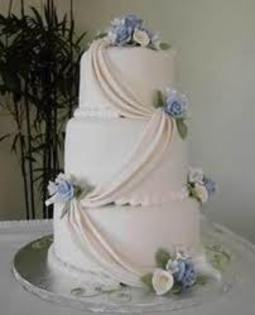 Tort elegant flori albastre - Poze cu torturi de nunta