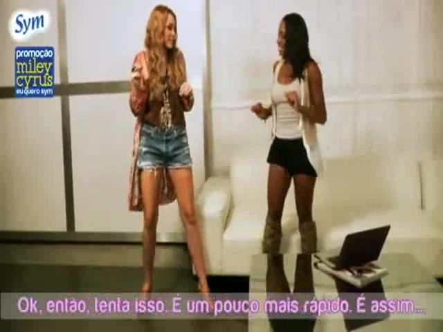 EXCLUSIVO- Miley Cyrus dança \'Rebolation\' para fãs brasileiros 103