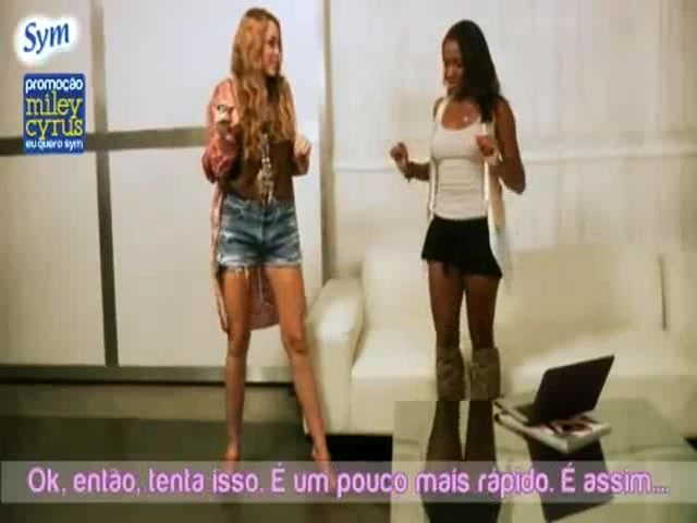 EXCLUSIVO- Miley Cyrus dança \'Rebolation\' para fãs brasileiros 104
