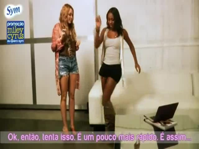 EXCLUSIVO- Miley Cyrus dança \'Rebolation\' para fãs brasileiros 112