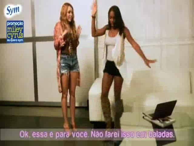 EXCLUSIVO- Miley Cyrus dança \'Rebolation\' para fãs brasileiros 117