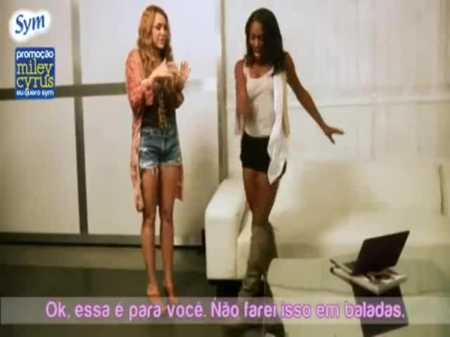 EXCLUSIVO- Miley Cyrus dança \'Rebolation\' para fãs brasileiros 118