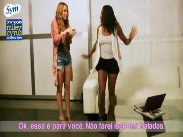 EXCLUSIVO- Miley Cyrus dança \'Rebolation\' para fãs brasileiros 119
