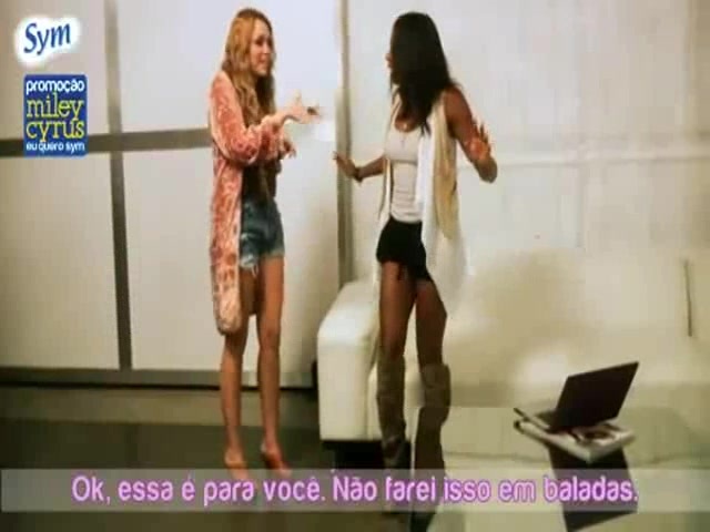 EXCLUSIVO- Miley Cyrus dança \'Rebolation\' para fãs brasileiros 121
