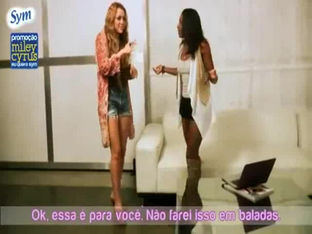 EXCLUSIVO- Miley Cyrus dança \'Rebolation\' para fãs brasileiros 123