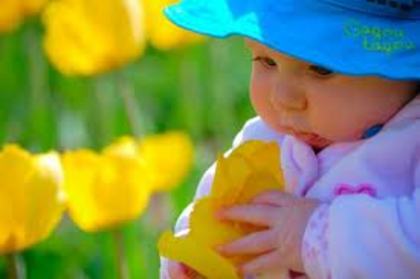 Frumos mai miroase floarea!! - Poze cu bebelusi dulci si copii mici