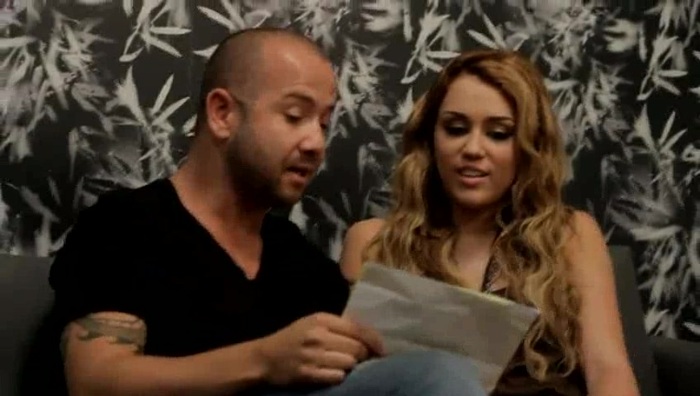 Festa No Brasil com Miley Cyrus aprendendo a cantar em português 024