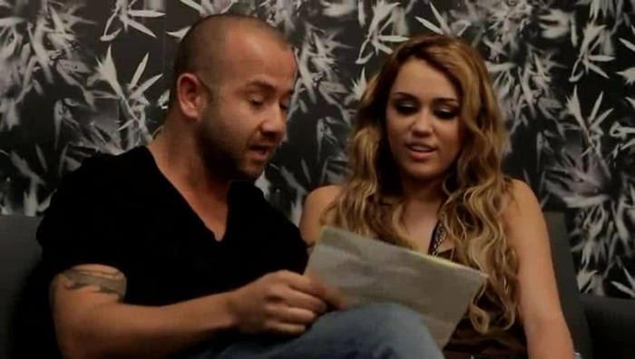 Festa No Brasil com Miley Cyrus aprendendo a cantar em português 035