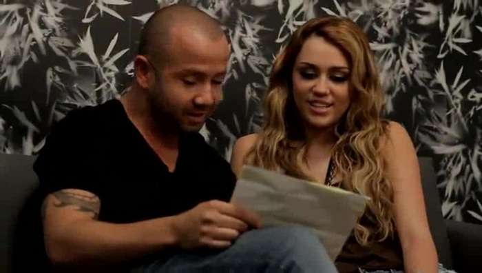 Festa No Brasil com Miley Cyrus aprendendo a cantar em português 043
