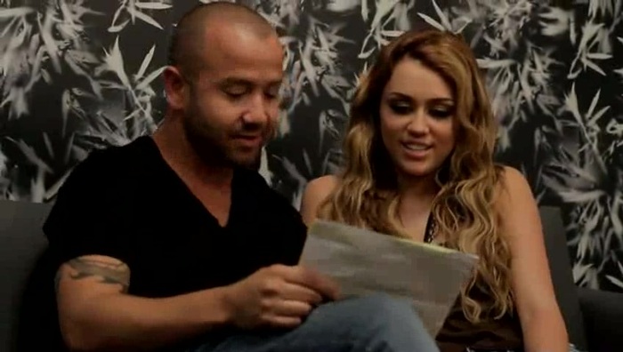 Festa No Brasil com Miley Cyrus aprendendo a cantar em português 044