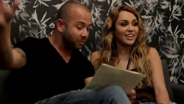 Festa No Brasil com Miley Cyrus aprendendo a cantar em português 049