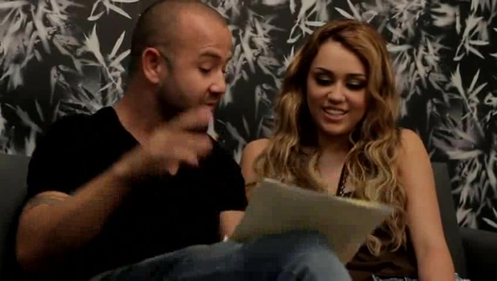 Festa No Brasil com Miley Cyrus aprendendo a cantar em português 058
