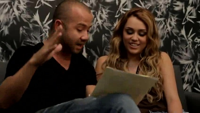 Festa No Brasil com Miley Cyrus aprendendo a cantar em português 059