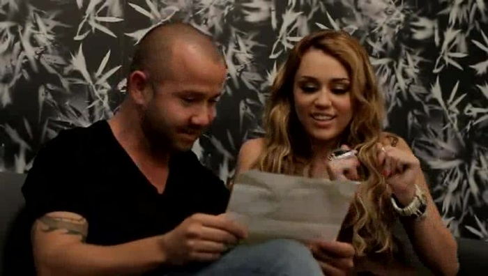 Festa No Brasil com Miley Cyrus aprendendo a cantar em português 155