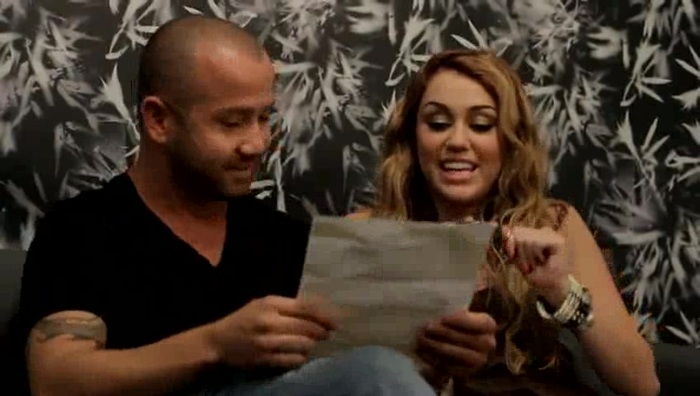 Festa No Brasil com Miley Cyrus aprendendo a cantar em português 162