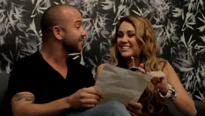 Festa No Brasil com Miley Cyrus aprendendo a cantar em português 165