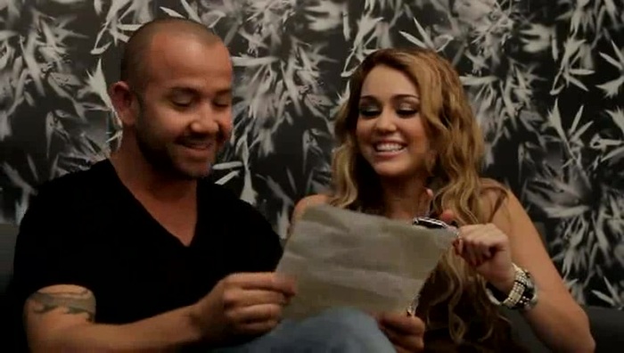 Festa No Brasil com Miley Cyrus aprendendo a cantar em português 168