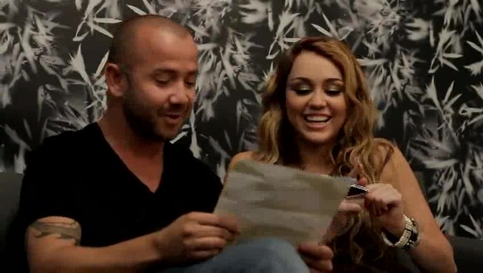 Festa No Brasil com Miley Cyrus aprendendo a cantar em português 169