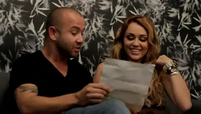 Festa No Brasil com Miley Cyrus aprendendo a cantar em português 176