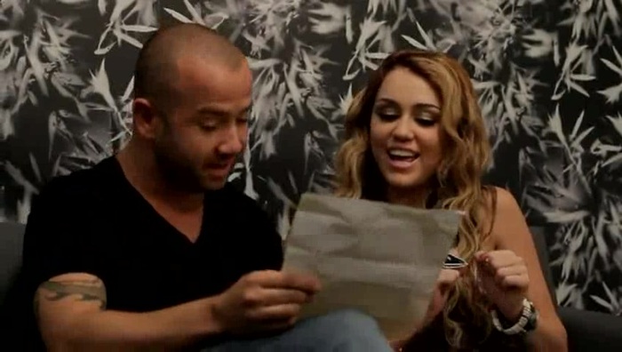 Festa No Brasil com Miley Cyrus aprendendo a cantar em português 189