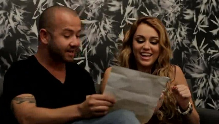 Festa No Brasil com Miley Cyrus aprendendo a cantar em português 193