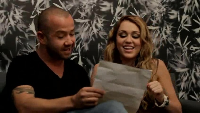 Festa No Brasil com Miley Cyrus aprendendo a cantar em português 195