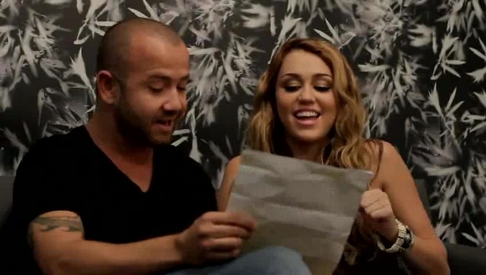 Festa No Brasil com Miley Cyrus aprendendo a cantar em português 196