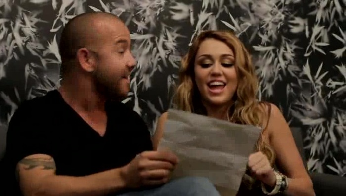 Festa No Brasil com Miley Cyrus aprendendo a cantar em português 197