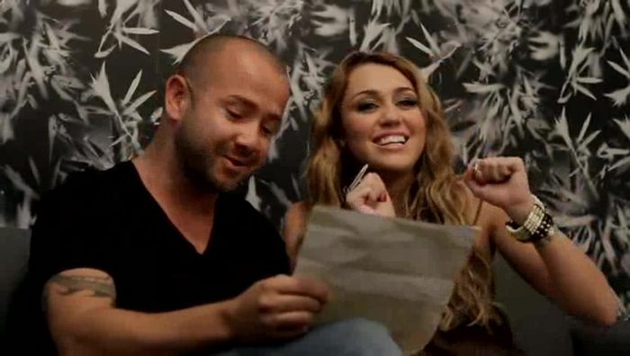 Festa No Brasil com Miley Cyrus aprendendo a cantar em português 203