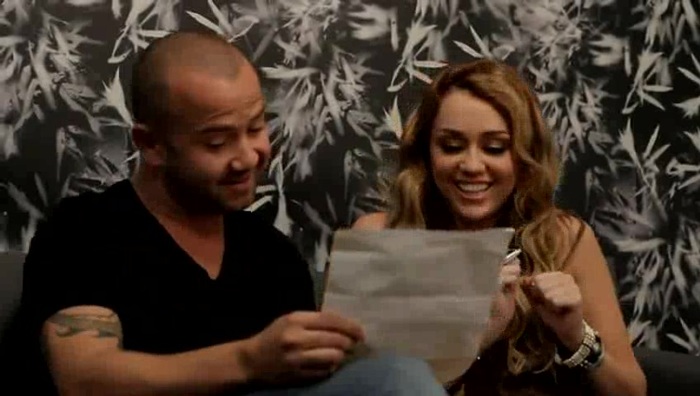 Festa No Brasil com Miley Cyrus aprendendo a cantar em português 205
