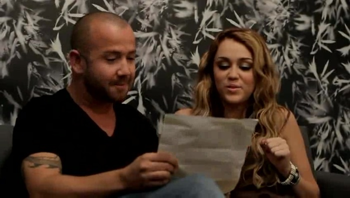 Festa No Brasil com Miley Cyrus aprendendo a cantar em português 210
