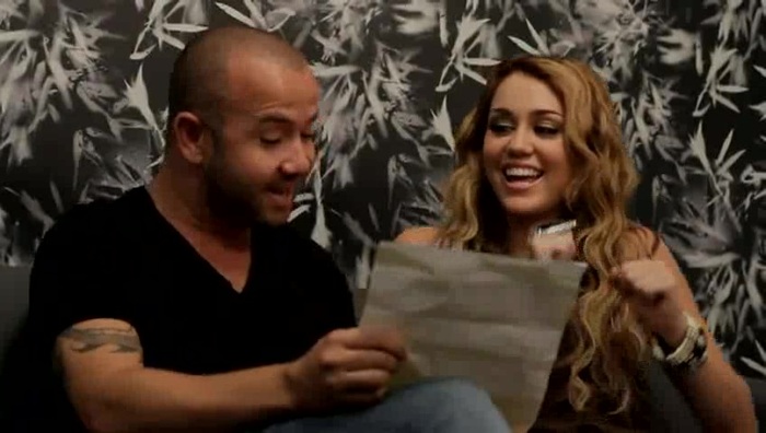 Festa No Brasil com Miley Cyrus aprendendo a cantar em português 229