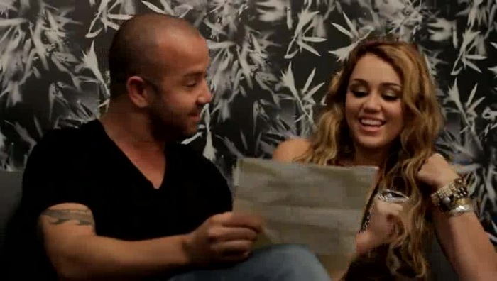Festa No Brasil com Miley Cyrus aprendendo a cantar em português 232