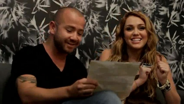 Festa No Brasil com Miley Cyrus aprendendo a cantar em português 239